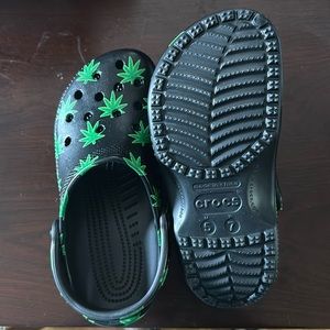 New never worn Black and weed leaf crocs women's size 7 men's size 5